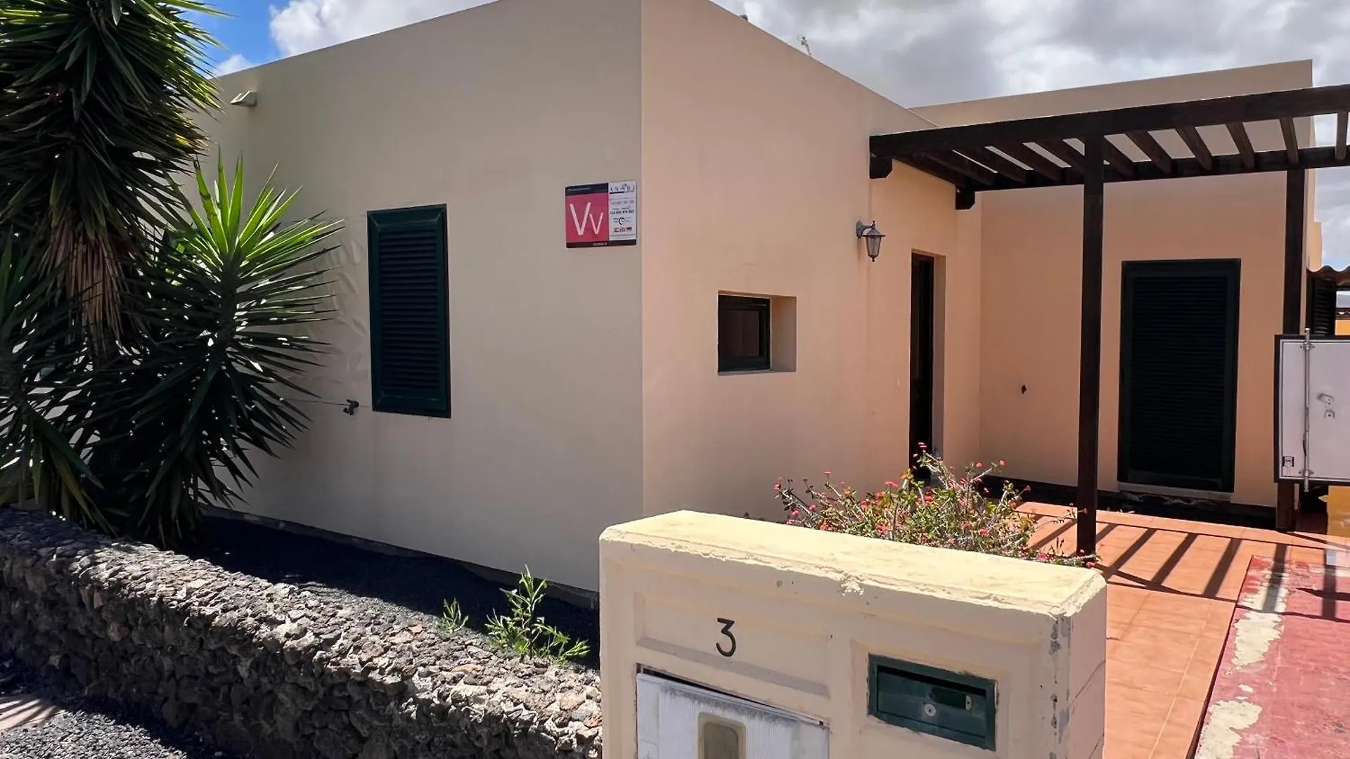 Anahi Homes Corralejo- Bicacarera 3 contacts